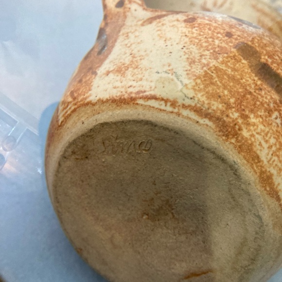 New Beautiful Farmhouse Hand Made Pottery Pitcher w Handle Signed via n Bottom - Picture 4 of 6